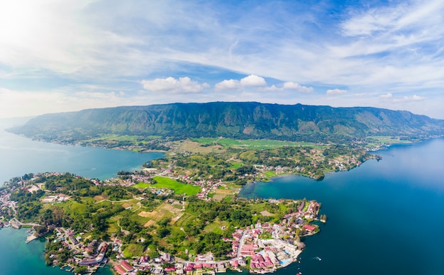 Antenna: lago Toba e Samosir Island vista dall&#39;alto di Sumatra in Indonesia.