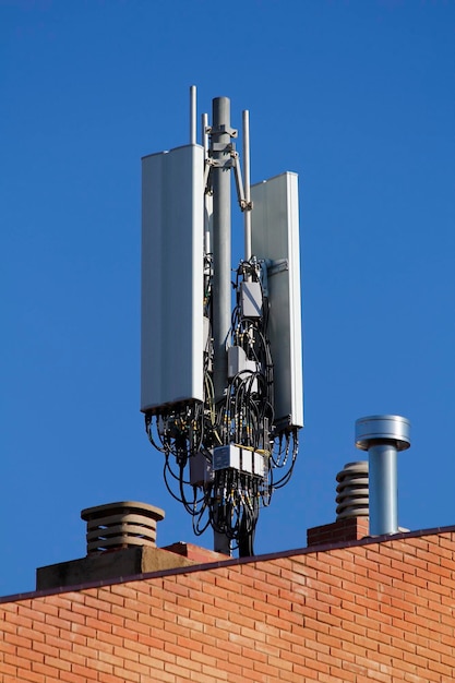 Antenna mobile nel tetto di un edificio