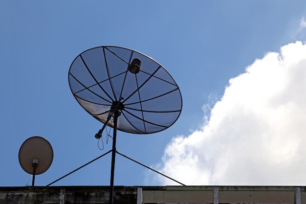 Antenna parabolica grande e piccola sull&#39;edificio