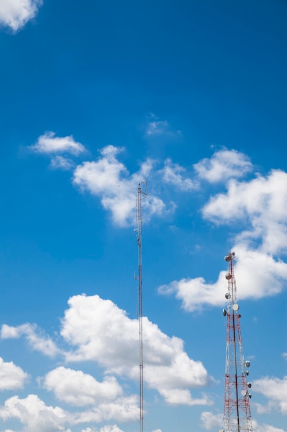 Antenna radio di telecomunicazione e cielo blu della torre satellitare.