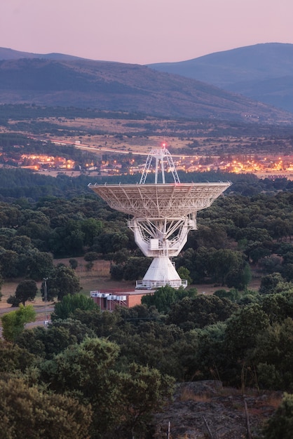 Antenna radio grande del telescopio