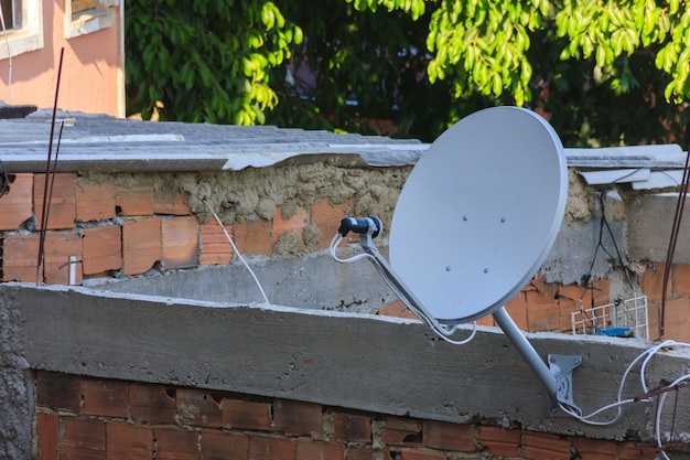 Antenna televisiva nella baraccopoli