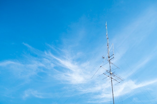 Antenna TV con cielo blu.