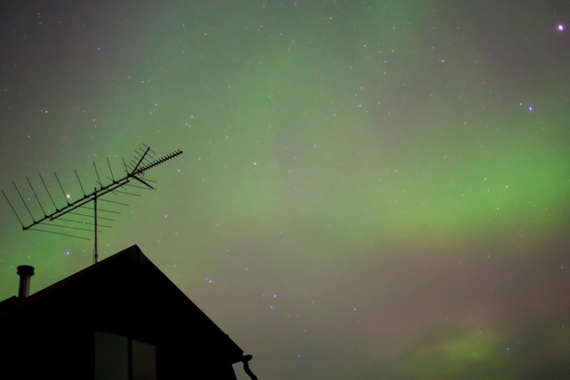 Antenna TV sul tetto dell'aurora boreale Aurora boreale