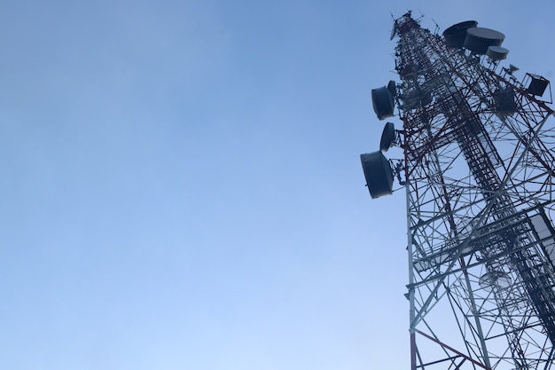 antenne telecomunicazione antenne televisive tecnologia wireless con cielo blu