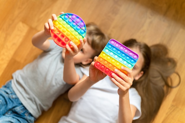 anti stress sensoriale pop it gioca nelle mani di un bambino un po 'di felicità i bambini giocano con un giocattolo a casa