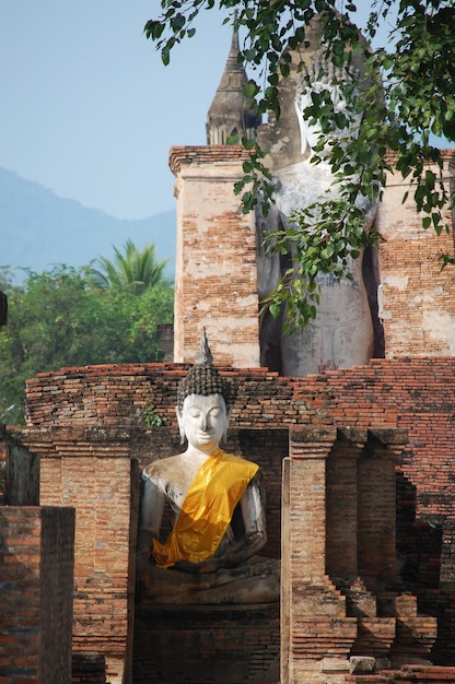 Antica architettura dell'antichità e antiche rovine di edifici per i viaggiatori thailandesi che viaggiano visitano il rispetto pregando al parco storico di Si Satchanalai e patrimonio mondiale dell'UNESCO a Sukhothai Thailandia