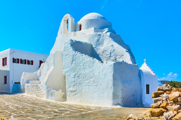 Antica chiesa bianca di Panagia Paraportiani nell'isola di Mykonos, Grecia.