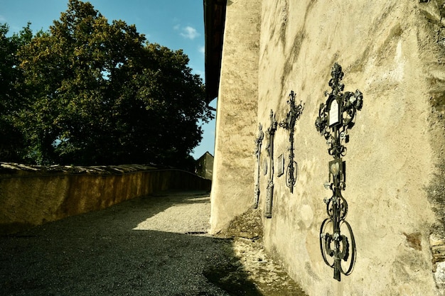 Antica chiesa cattolica con 4 croci poste sul muro