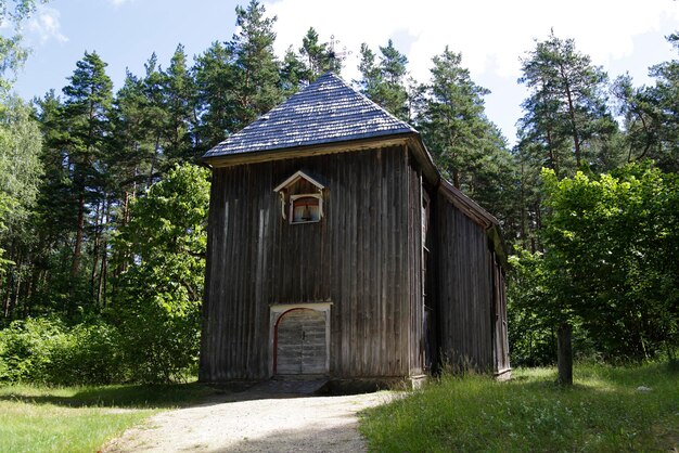 Antica chiesa di legno con una campana La Lettonia