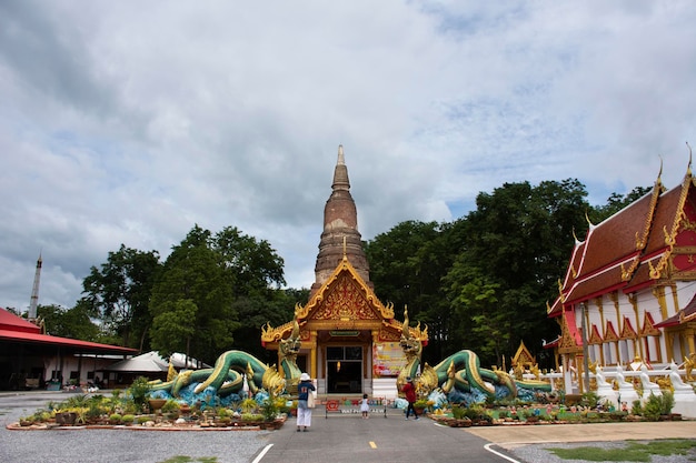 Antica chiesa di ubosot e rovina stupa o chedi e antica statua di naga per i thailandesi viaggiano visita pregando benedizione santo mistero del tempio Wat Phra Kaew a Chainat il 27 maggio 2020 a Chai Nat Thailandia