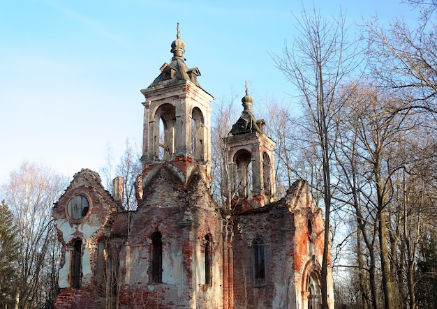 Antica chiesa fatiscente regione di Tver la città di Rzhev