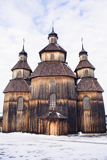 Antica chiesa in legno in inverno.