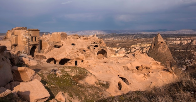 Antica città con abitazioni residenziali in grotte nel paesaggio della Turchia