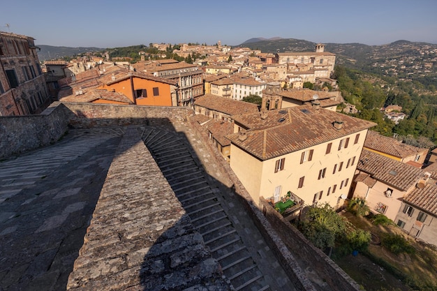 Antica città italiana su una collina con tetti di tegole di edifici chiesa e campanile Perugia Italia
