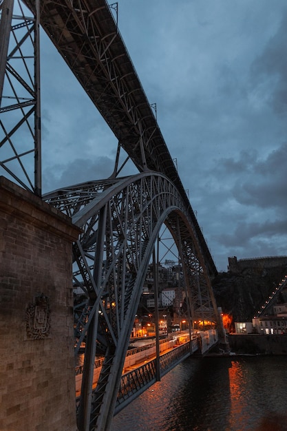 Antica città notturna europea d'epoca di Porto con bellissime strade e lanterne a ponte