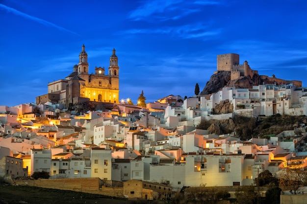 Antica città Olvera la sera in Spagna