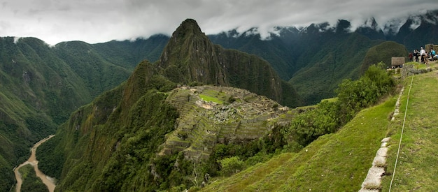 Antica città perduta Inca Machu Picchu paesaggio con nuvole Aguas calientes Perù