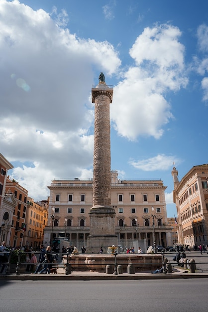 Antica colonna romana con rilievo a spirale piazza colonna roma