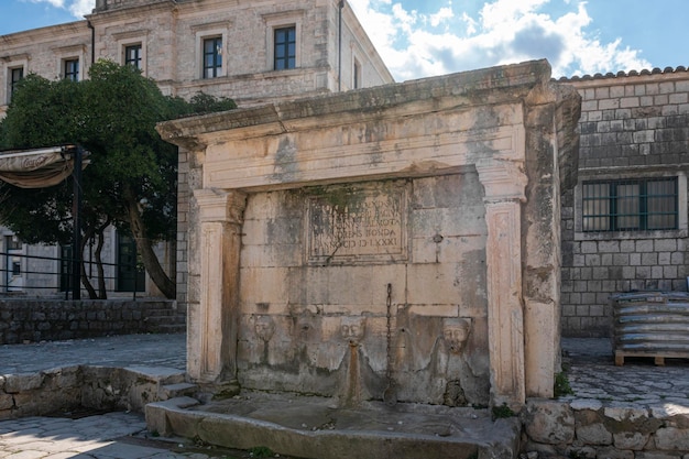 Antica fontana in pietra nella città di Ston, Croazia