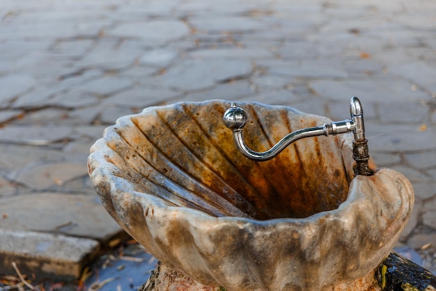 Antica fontanella a forma di lavabo