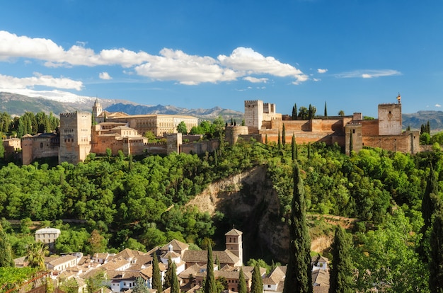 Antica fortezza araba Alhambra, Granada, Spagna, punto di riferimento europeo di viaggio.