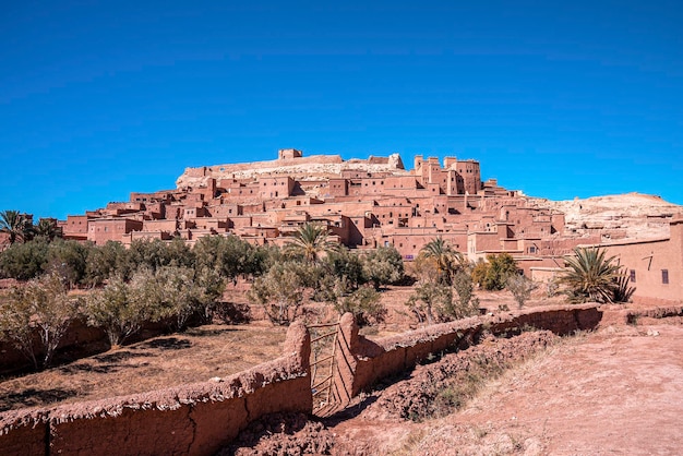 Antica fortezza e strutture residenziali sulla collina contro il cielo blu