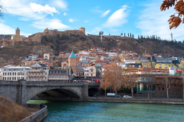 antica fortezza narikala e città vecchia tbilisi, capitale della georgia. viaggio