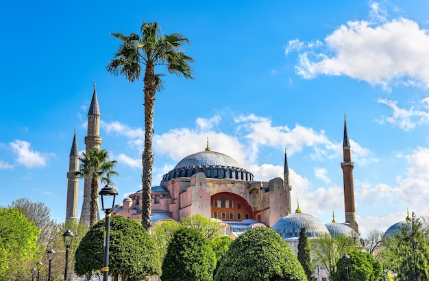 Antica Hagia Sophia e cielo blu al giorno d'estate