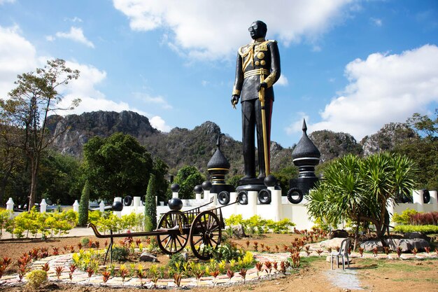Antica Maestà Re Phrabat Somdet Phra Paraminthra Maha Bhumibol Adulyadej Rama IX statua per i viaggiatori tailandesi visitano il rispetto al tempio Wat Tham Krabok o Thamkrabok a Saraburi Thailandia