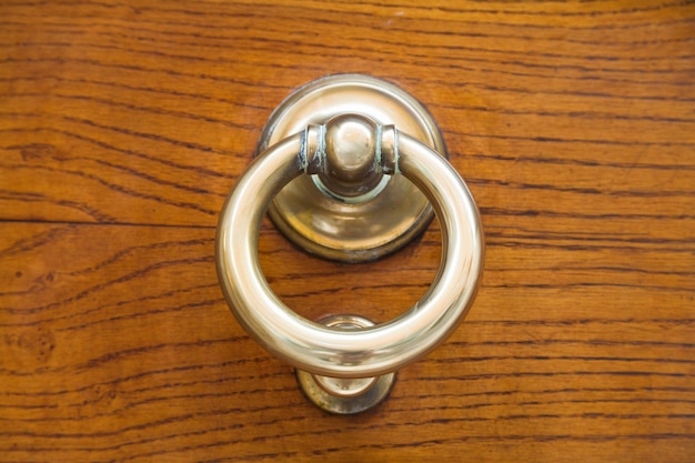 Antica maniglia per porta ad anello in ottone