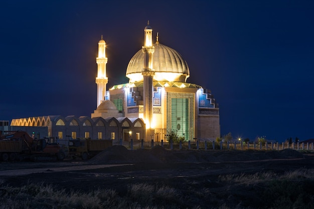 Antica moschea al tramonto Mausoleo di Khoja Ahmed Yasawi Turkestan Kazakistan