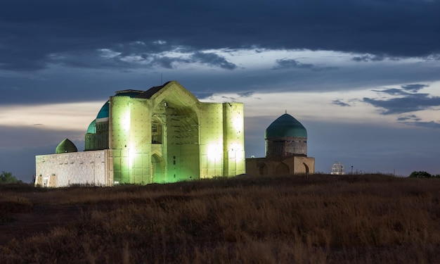 Antica moschea al tramonto Mausoleo di Khoja Ahmed Yasawi Turkestan Kazakistan