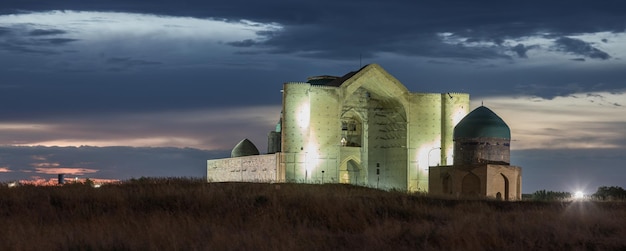 Antica moschea al tramonto Mausoleo di Khoja Ahmed Yasawi Turkestan Kazakistan