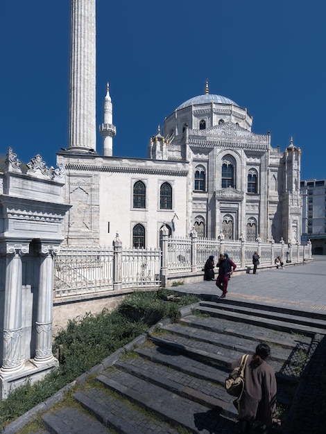 Antica Moschea Pertevniyal Valide Sultan con persone che camminano per strada nella giornata di sole Istanbul Turchia