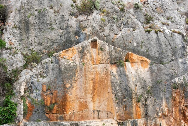 Antica muratura Le rovine della città vecchia su una costa rocciosa con la luce del sole