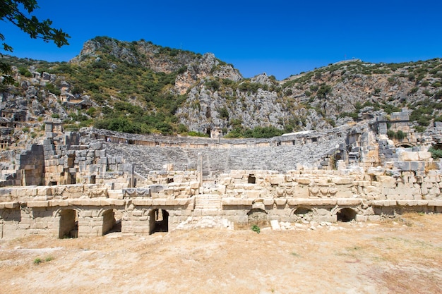 Antica necropoli licia con tomba scolpita nelle rocce a Mira