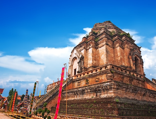 Antica pagoda al tempio Wat Chedi Luang a Chiang Mai, Thailandia