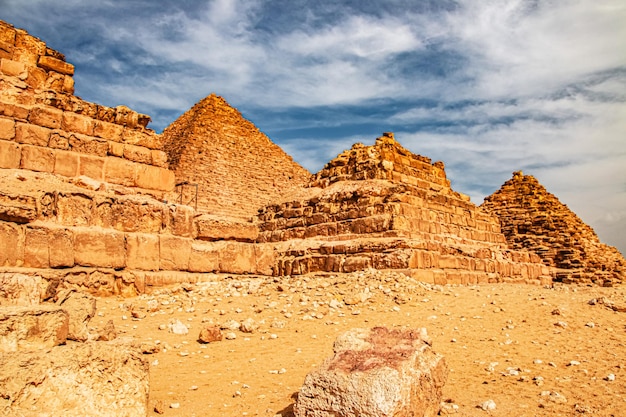 Antica Piramide di Micerino Menkaura e le Piramidi delle Regine Menkaurev Giza Egitto