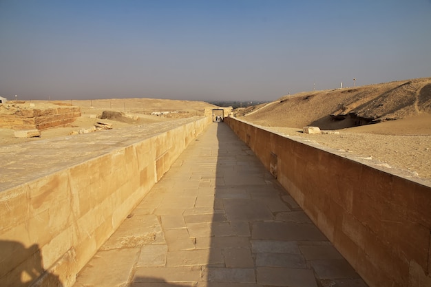 Antica piramide di Sakkara nel deserto dell'Egitto