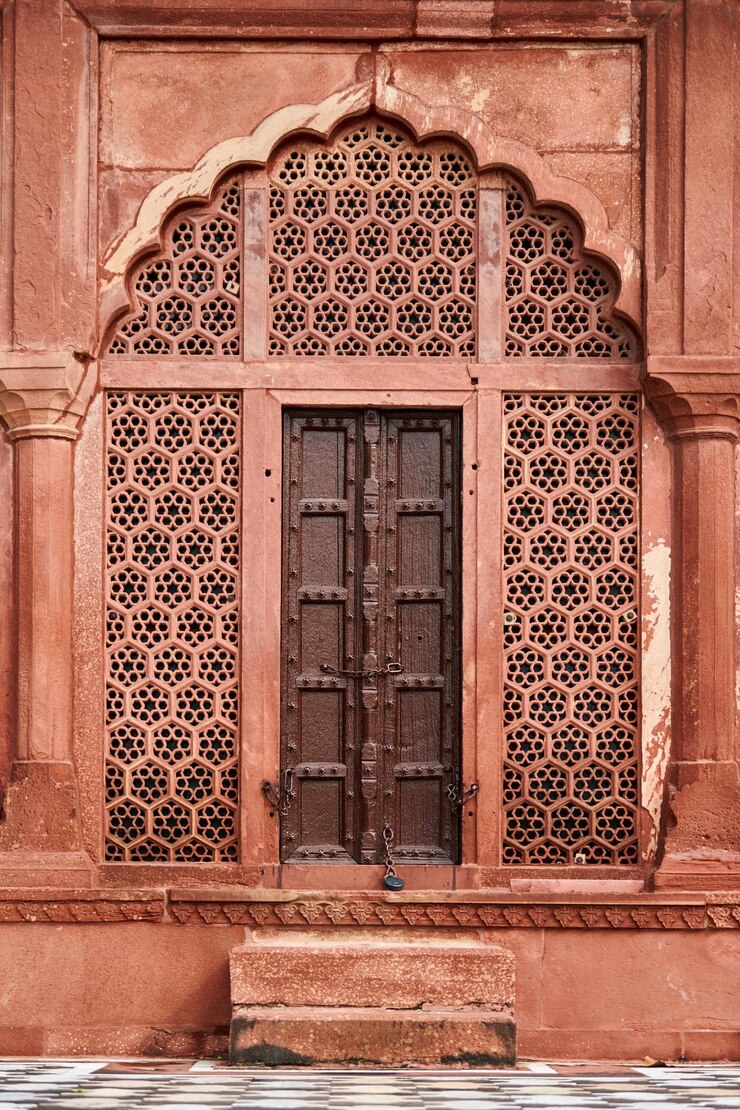 Antica porta con elementi decorativi murali del Taj Mahal antiche decorazioni murali con motivi geometrici
