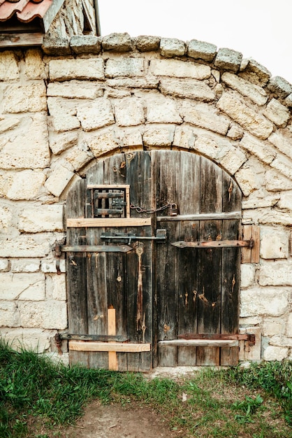 Antica porta di legno alla fortezza di pietra