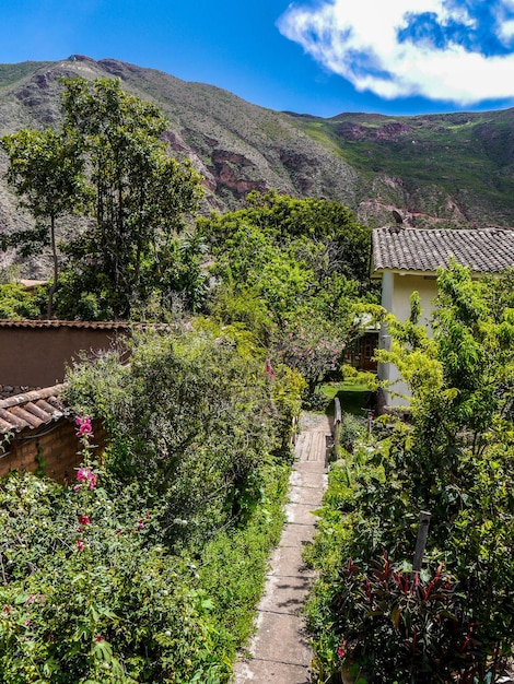 Antica porta e ponte in un villaggio nella valle sacra degli Incas