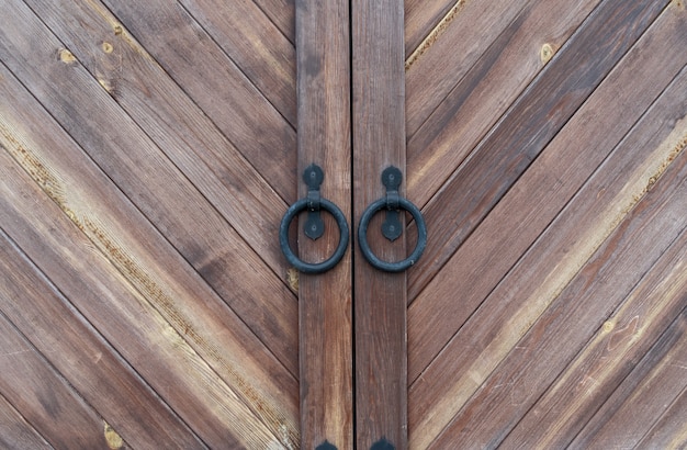 Antica porta in legno con maniglia ad anello in ferro e serratura nell'edificio del monastero. Kazan