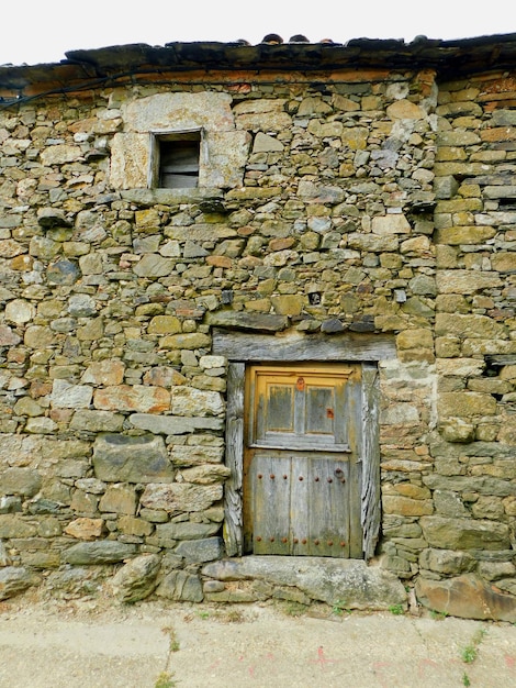 antica porta nei paesaggi rurali nella regione di Aliste a Zamora Spagna