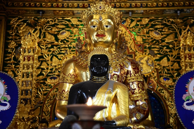 Antica rovina di Buddha nell'antico vecchio ubosot del tempio di Wat Ming Mueang per il popolo thailandese viaggiatore visita e rispetto preghiera benedizione desiderio mito sacro mistico nella città di Chiang Rai in Chiang Rai Thailandia