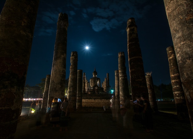 Antica rovina Wat Mahathat nel parco storico di Sukhothai di notte, provincia di Sukhothai, Thailandia