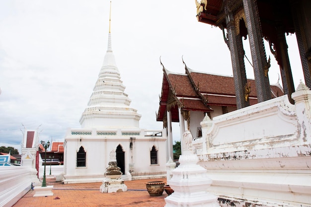 Antica sala di ordinazione dell'edificio o architettura ubosot antica per i viaggiatori thailandesi la gente viaggia visita rispetto preghiera benedizione desiderio Buddha sacro mistero al tempio Wat Phra Khao in Ayutthaya Thailandia