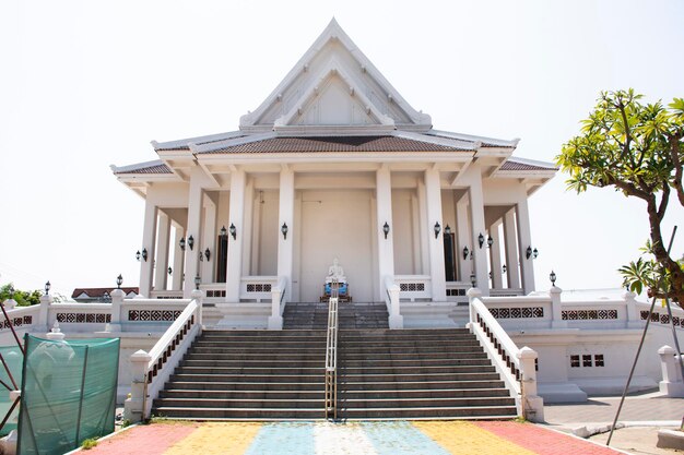 Antica sala di ordinazione ubosot o antica vecchia chiesa per i thailandesi visita rispetto pregando benedici desiderio santo mistero adorazione nel tempio Wat Ku o Phra Nang Rua Lom il 7 maggio 2023 a Nonthaburi Thailandia