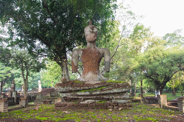 Antica statua del Buddha nel parco storico di Kamphaeng Phet